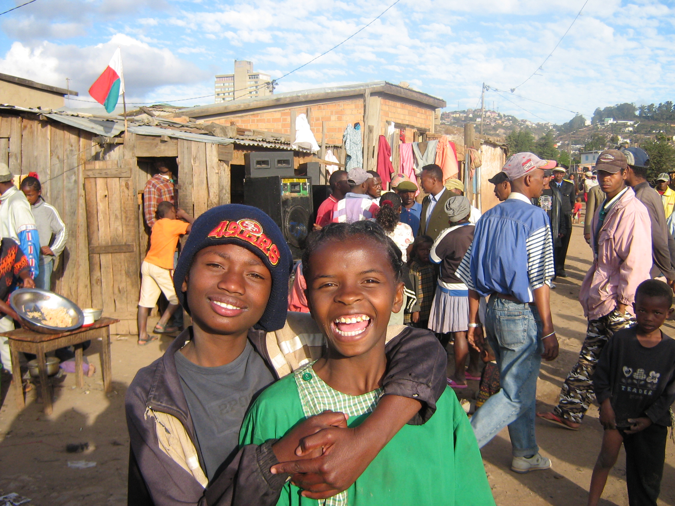 Mesmo nas adversidades, a comunidade demonstrava esperança através do sorriso das crianças